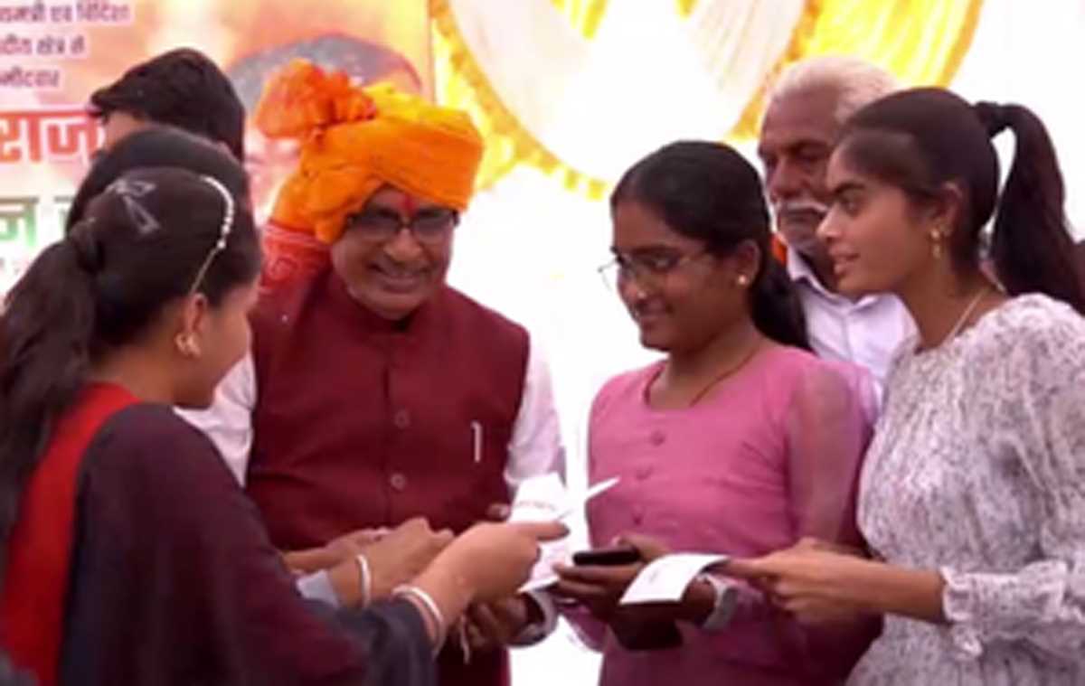 शिवराज सिंह चौहान को चुनाव लड़ने के लिए महिलाएं सौंप रहीं गुल्लक शिवराज सिंह चौहान को चुनाव लड़ने के लिए महिलाएं सौंप रहीं गुल्लक